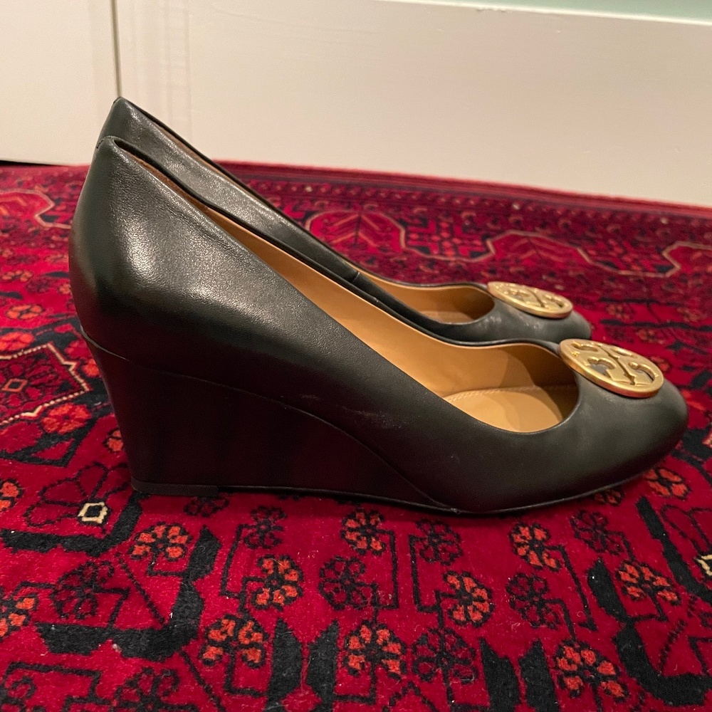 Tory Burch Chelsea Wedge, size 7.5